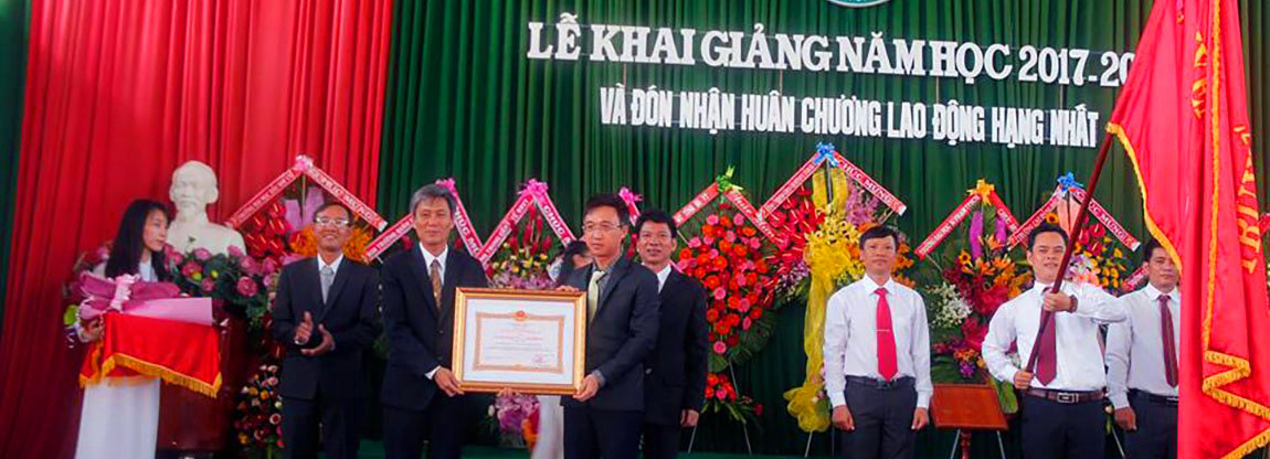 Mr. Dang Minh Thong, Deputy Chairman of the Provincial People's Committee, under the Authorization of the President <br> Awarding the First Class Labor Medal to our College of Education 
